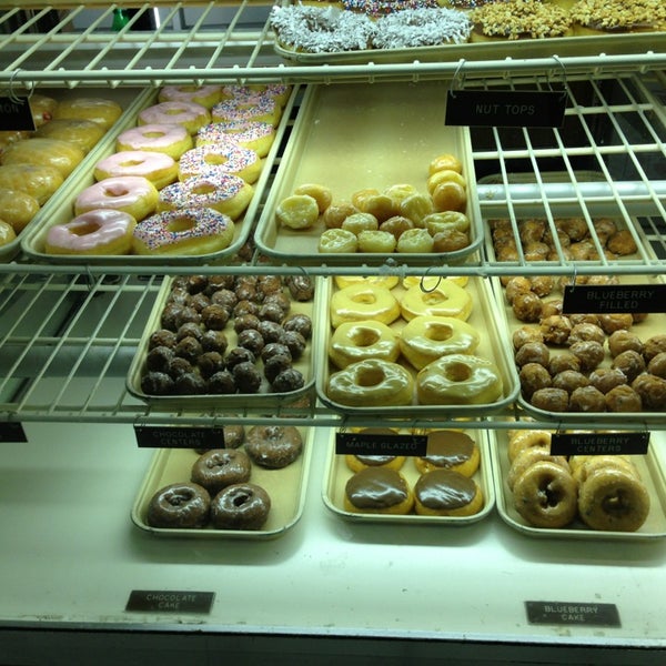 Das Foto wurde bei Ken&#39;s Donuts von John R. am 3/25/2013 aufgenommen