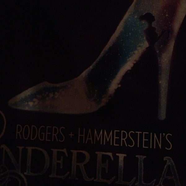 4/18/2013 tarihinde Annieziyaretçi tarafından Cinderella on Broadway'de çekilen fotoğraf