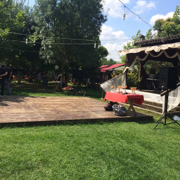 Das Foto wurde bei Melek Garden Restaurant von Burak Ç. am 7/21/2017 aufgenommen