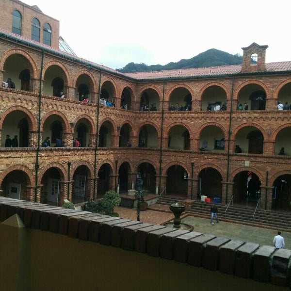 5/26/2015 tarihinde Julián R. F.ziyaretçi tarafından Universidad Santo Tomás - Sede Principal'de çekilen fotoğraf