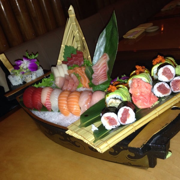 Photo taken at Sawa Hibachi Steakhouse &amp; Sushi Bar by #victorjpc on 10/23/2014
