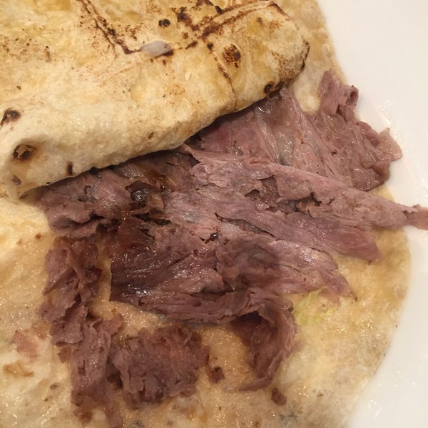 Das Foto wurde bei Lezzet Co. Döner von Tadından Yenmez am 2/21/2018 aufgenommen