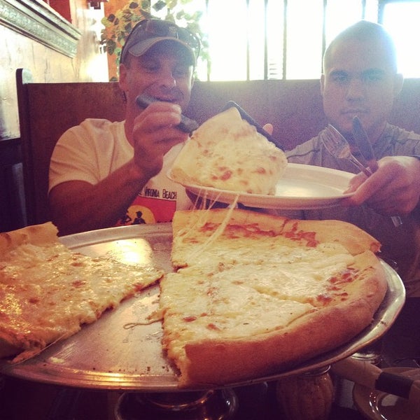 Снимок сделан в Salvatore&#39;s Pizzeria пользователем Maria 8/31/2014