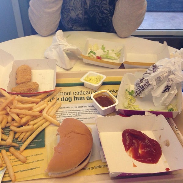 รูปภาพถ่ายที่ McDonald&#39;s โดย Kimberly D. เมื่อ 12/19/2013