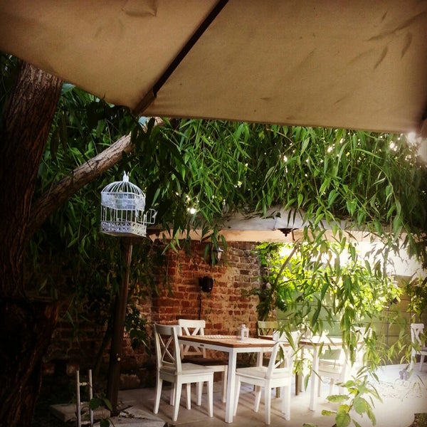 Great homemade pasta, Yardini lemonade and an amazing cheesecake in a quiet, cosy garden.