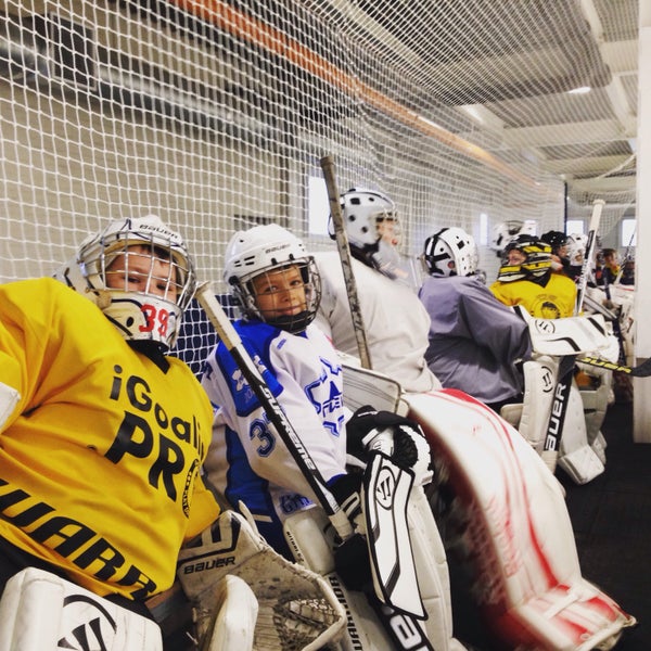 Каток санкт петербург ириновский проспект. Ледовая арена на ириновском проспекте. Каток красная звезда ириновский. Каток ириновский 24. Каток санкт петербург ириновский проспект.