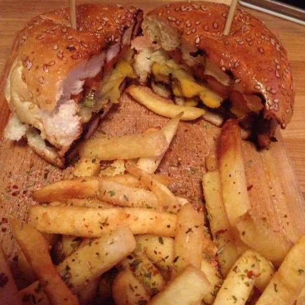 Снимок сделан в Hollywood Burger Diner &amp; Steakhouse пользователем Oguz B. 2/7/2015