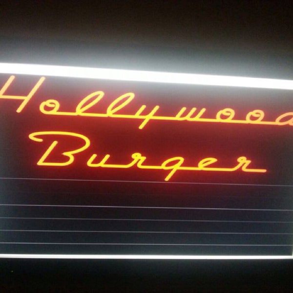 Photo prise au Hollywood Burger Diner &amp; Steakhouse par Oguz B. le5/17/2014