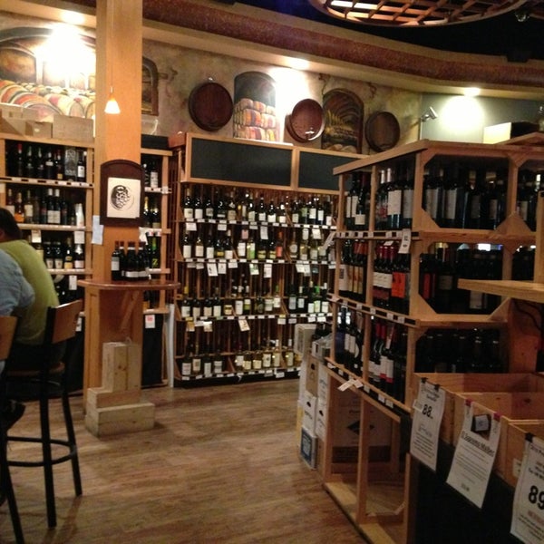 Foto scattata a Adega Wine Cellars &amp; Cafe da Jon il 8/26/2013