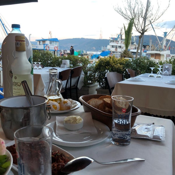 Das Foto wurde bei Dolphin Balık Restaurant von Şadan K. am 3/6/2020 aufgenommen