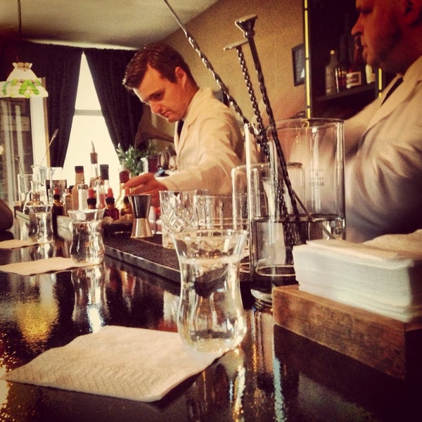 8/22/2013 tarihinde Olivier C.ziyaretçi tarafından Old Fashioned Cocktail &amp; Absinthe Bar'de çekilen fotoğraf