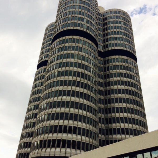 9/17/2015 tarihinde Falkziyaretçi tarafından BMW-Hochhaus (Vierzylinder)'de çekilen fotoğraf