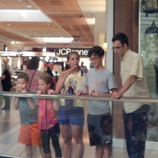 8/15/2013 tarihinde Melissa M.ziyaretçi tarafından The Mall at Johnson City'de çekilen fotoğraf