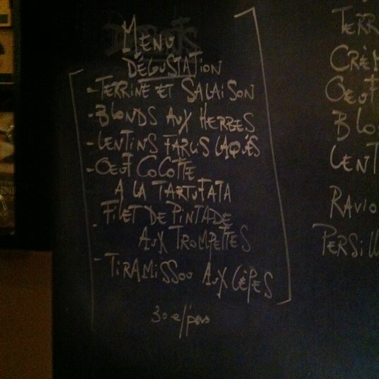 รูปภาพถ่ายที่ Café des Spores โดย Mark P. เมื่อ 11/6/2012