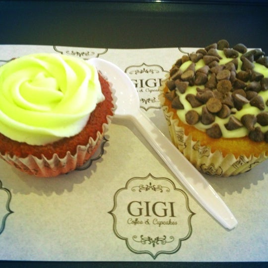 Foto diambil di GIGI Coffee &amp; Cupcakes oleh Ronell C. pada 10/4/2012
