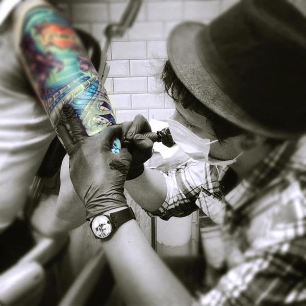 7/15/2013にJaime F.がTinta al Alma. Tattoo &amp; Piercingで撮った写真