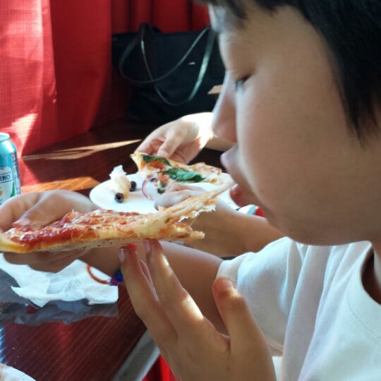 Foto diambil di Fist of Flour Pizza Doughjo oleh Richard C. pada 7/27/2014