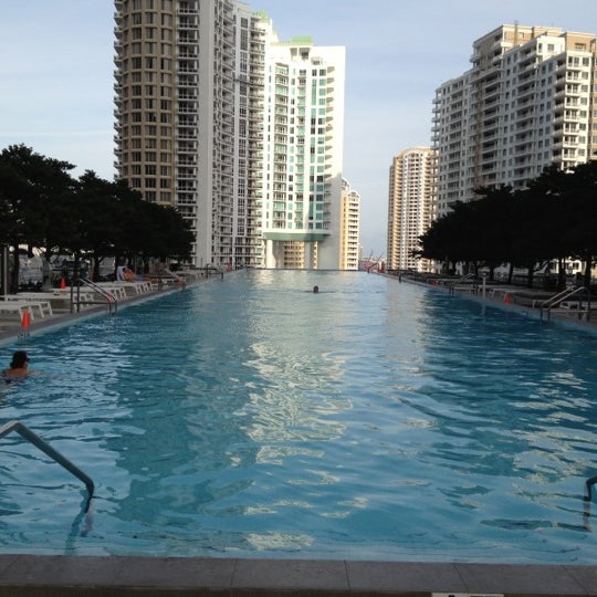 Снимок сделан в Viceroy Miami Hotel Pool пользователем Raymond 11/28/2012