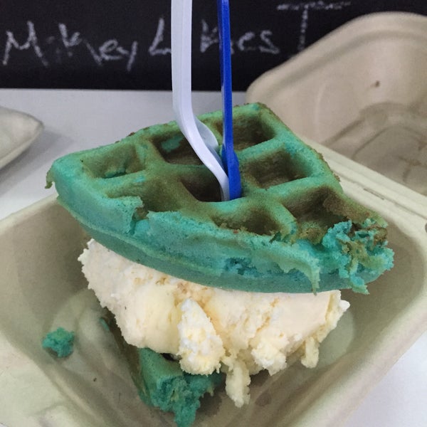 Das Foto wurde bei Mikey Likes It Ice Cream von Mitra S. am 5/23/2015 aufgenommen