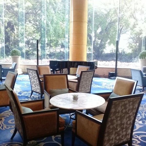 10/28/2018 tarihinde maria cynthiaziyaretçi tarafından Lobby Lounge at Makati Shangri-La'de çekilen fotoğraf