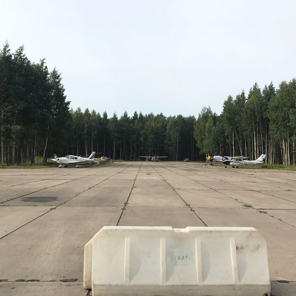 Кронштадт бычье поле. Аэродром бычье поле. Аэроклуб в кронштадте. Кронштадт бычье поле. Самолет на трассе е 105.