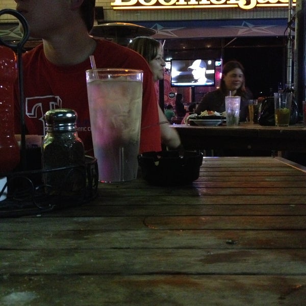 4/13/2013 tarihinde Kandaceziyaretçi tarafından BoomerJack&#39;s Grill and Bar'de çekilen fotoğraf