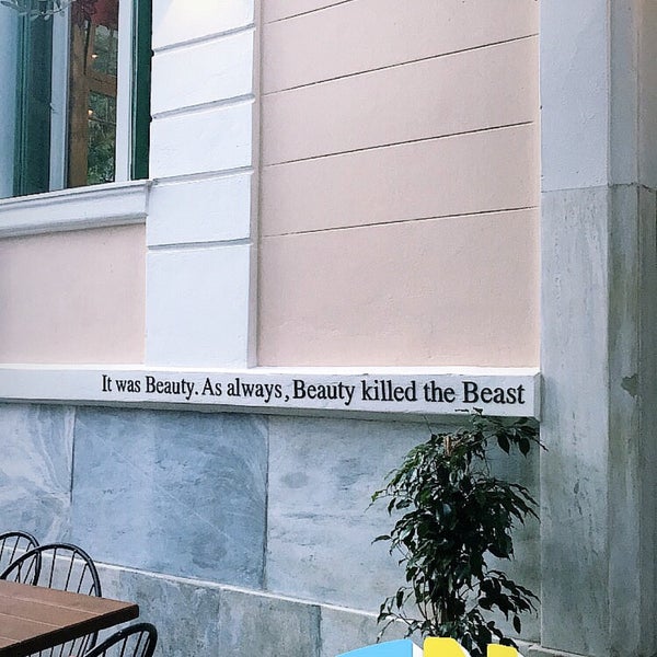 Das Foto wurde bei Beauty Killed The Beast von Fil am 1/1/2018 aufgenommen