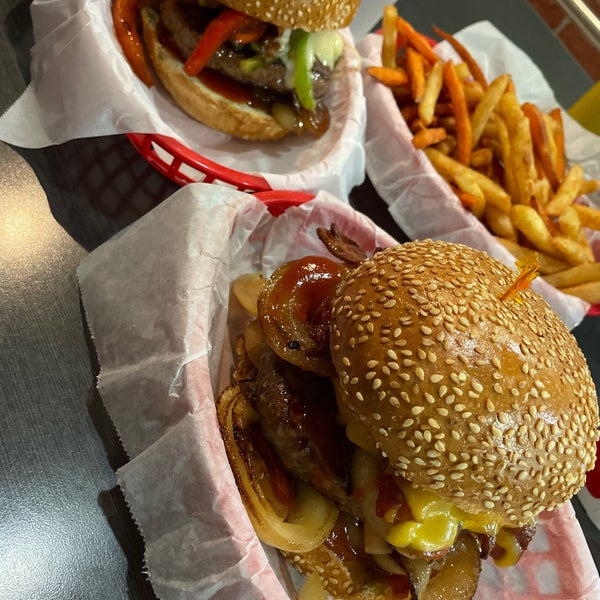 Foto diambil di Pearl&#39;s Deluxe Burgers oleh Victoria ♡. pada 1/4/2022
