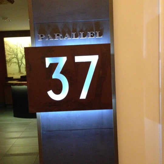 Das Foto wurde bei Parallel 37 Ritz-Carlton von J S. am 11/4/2012 aufgenommen