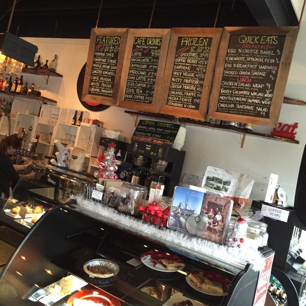 Foto diambil di The Corner Perk Cafe, Dessert Bar, and Coffee Roasters oleh Tommy C. pada 12/21/2014