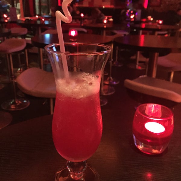 Das Foto wurde bei Le Saint Tropez Cocktail Bar von Nadya am 12/7/2014 aufgenommen