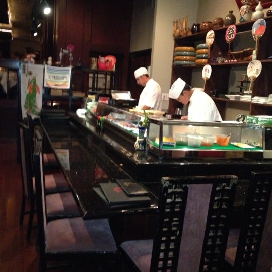 Foto tomada en Dee&#39;s Mandarin &amp; Sushi Lounge  por marc s. el 12/2/2012