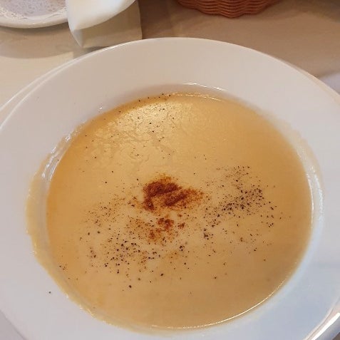Lobster bisque good: smooth, rich & creamy, good lobster flavour. Hint of liquor a bit light but I find most lobster bisque is too heavy anyway. Pate pretty good, though peppercorns did get in the wa