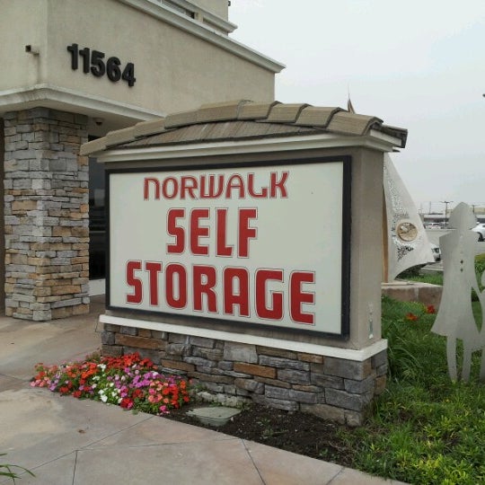Foto tomada en Norwalk Self Storage  por Vivian C. el 12/5/2012