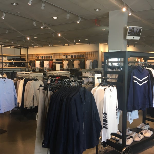 H&m outlets at the clearance border