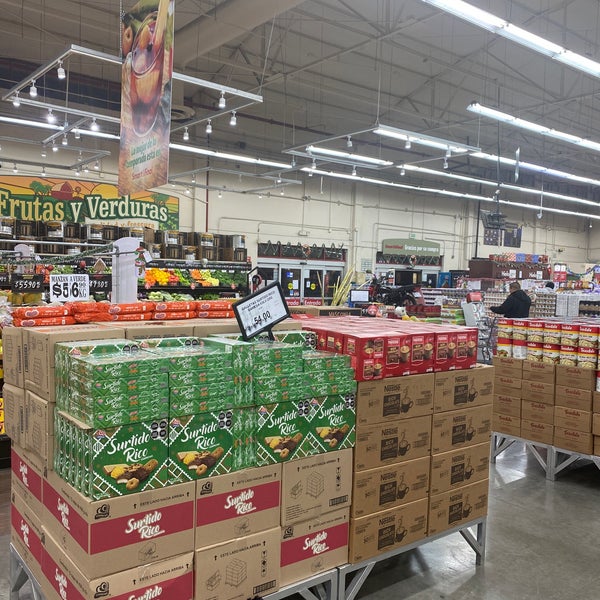 Smart & Final Grocery Store