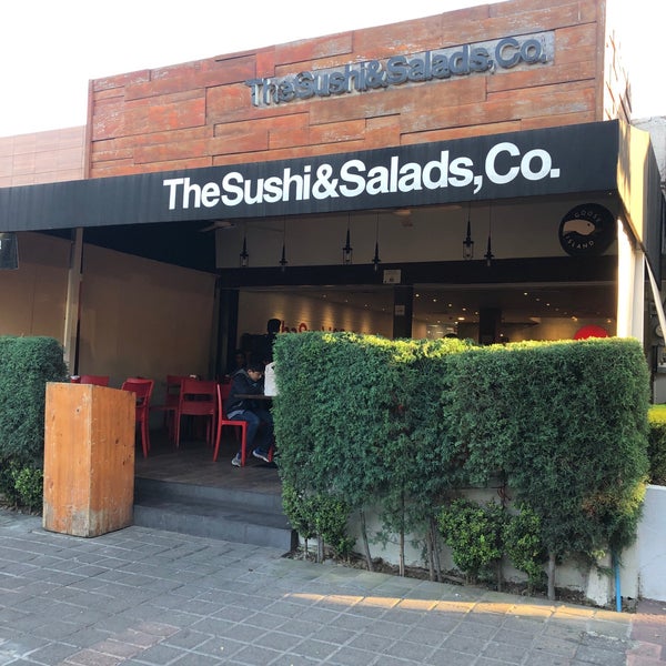 รูปภาพถ่ายที่ The Sushi &amp; Salads, Co. โดย Arturo G. เมื่อ 12/22/2018