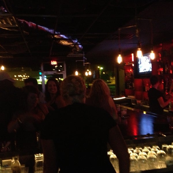 Foto tomada en Nevermind Awesome Bar &amp; Eatery  por CORY O. el 5/12/2013