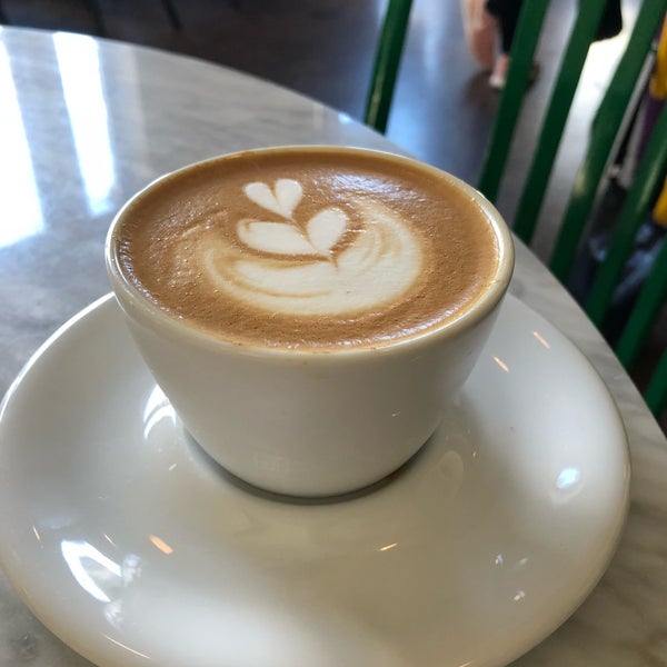 Foto scattata a Public Espresso + Coffee da Virgenie H. il 9/29/2018