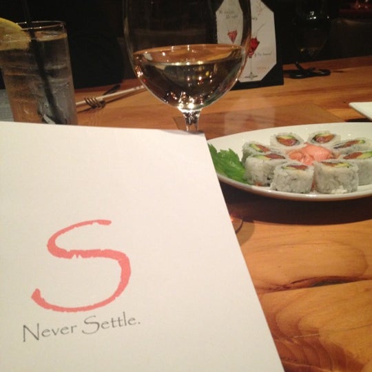 10/6/2012 tarihinde Courtneyziyaretçi tarafından Steel Restaurant &amp; Lounge'de çekilen fotoğraf