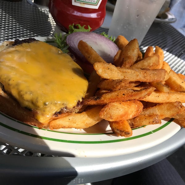Foto tirada no(a) Mother Burger por Port L. em 10/4/2017