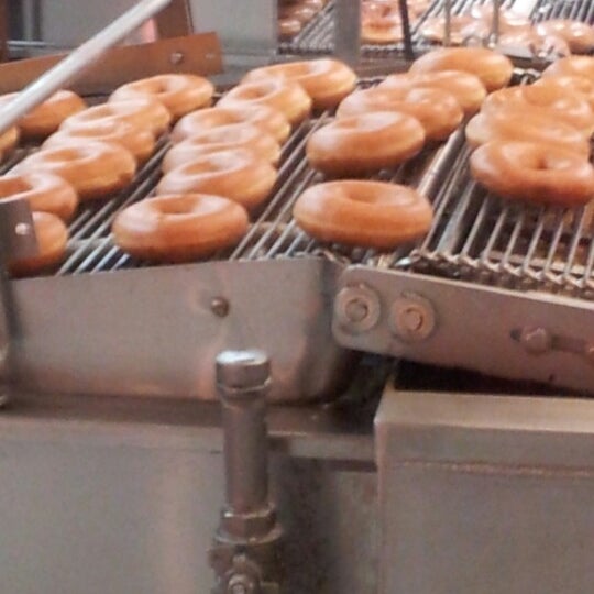 รูปภาพถ่ายที่ Krispy Kreme Doughnuts โดย db เมื่อ 3/4/2013