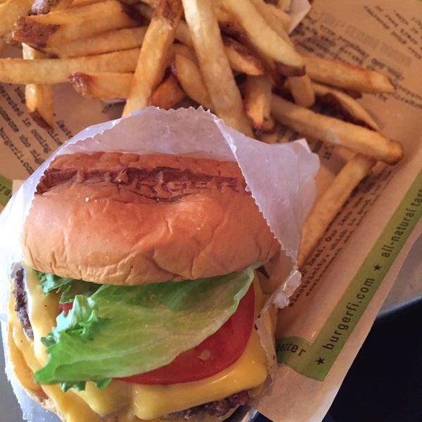 9/13/2015 tarihinde Otziyaretçi tarafından BurgerFi'de çekilen fotoğraf