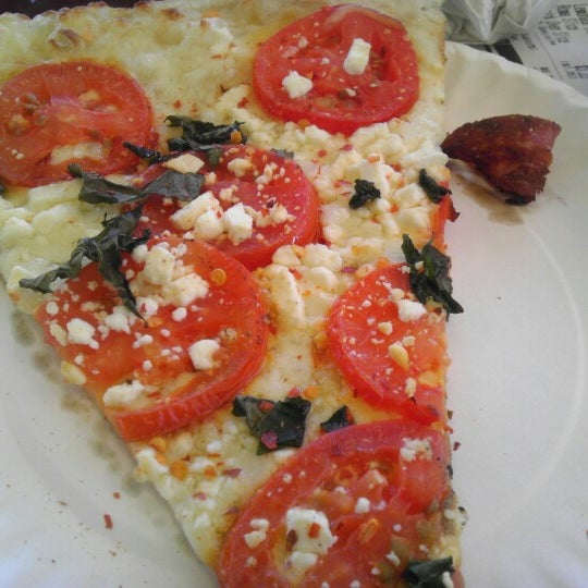 Снимок сделан в Mamma s Brick Oven Pizza &amp; Pasta пользователем Hector C. 12/20/2012