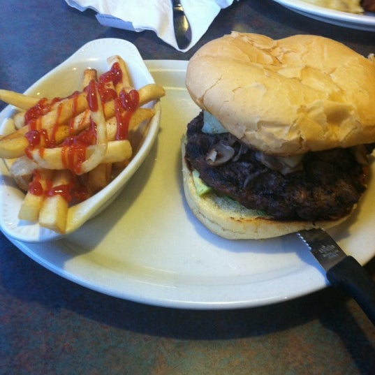 Снимок сделан в Toms Burgers &amp; Grill пользователем Ringo C. 12/8/2012