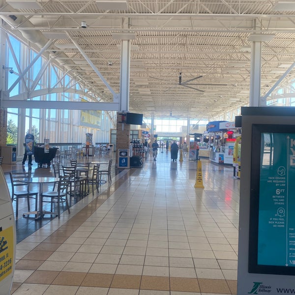 Photo taken at Belvidere Oasis Travel Plaza by Samuel B. on 8/30/2022