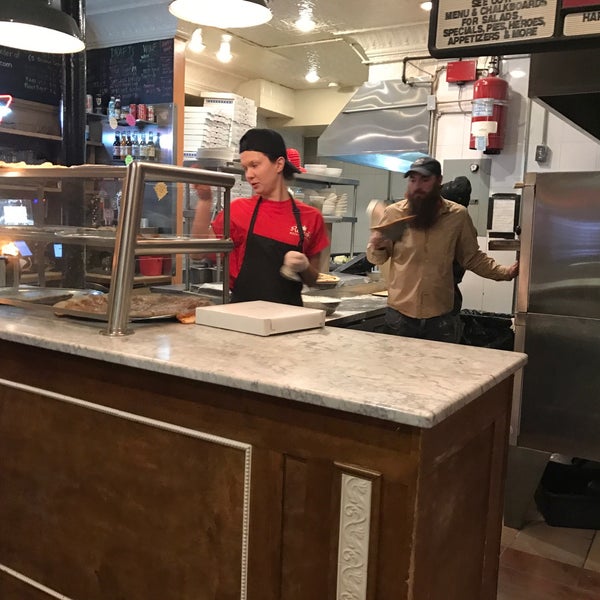 3/28/2017에 Samuel B.님이 Rosco&#39;s Pizza에서 찍은 사진