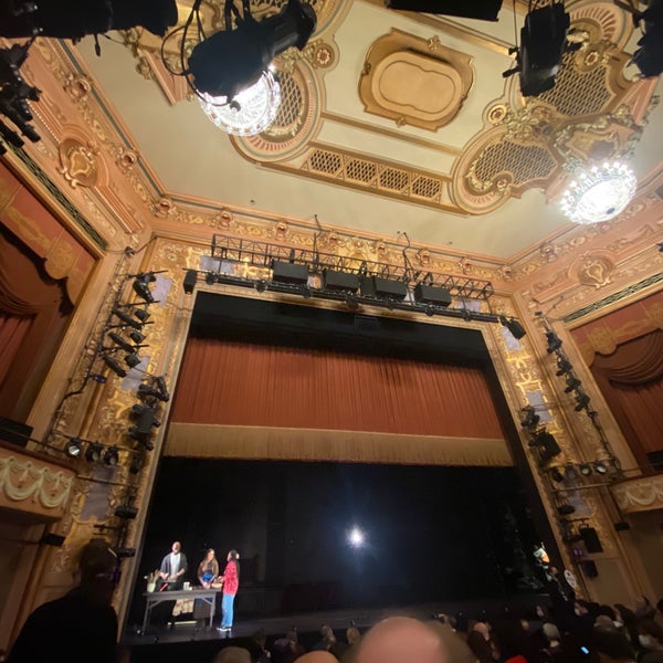 Foto diambil di Longacre Theatre oleh Samuel B. pada 4/30/2022