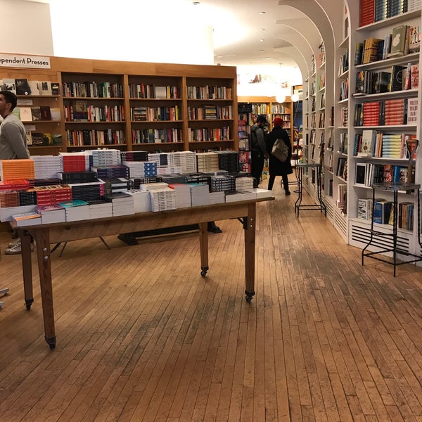 Photo taken at Greenlight Bookstore by Samuel B. on 4/30/2017