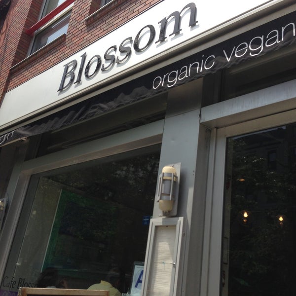 5/20/2013 tarihinde Jesse H.ziyaretçi tarafından Café Blossom'de çekilen fotoğraf